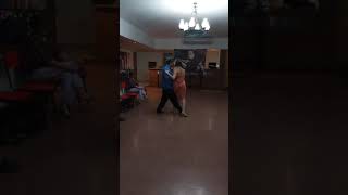 Maria Ceva y Francisco Forquera bailando después de su clase en Friulana Tango.