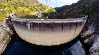 preview picture of video 'DJI Phantom 2 fly over the Verzasca dam'