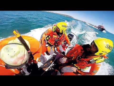 Urgences en mer : sauveteurs dans la mer déchaînée