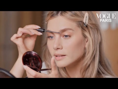 Comment calquer le make-up naturel d'une Parisienne en 10 minutes chrono | Vogue Paris