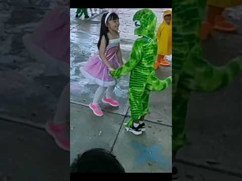 Rhenne mueve la cintura, mueve los pies #shorts @LARACAMPOS