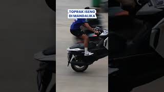 Download lagu Toprak Razgatlioglu Iseng Aksi Wheelie di Belakang Paddock Sirkuit Mandalika mp3