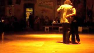 Bruno Tombari y Mariángeles Caamaño bailando tango en La Catedral, Buenos Aires.