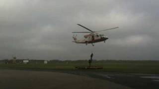 preview picture of video 'Abwinschen vom Hubschrauber Sikorsky S-76'