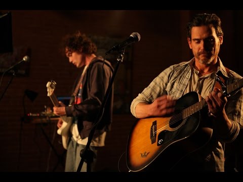 息子を亡くした父親と、その息子の歌が好きな青年が……！映画『君が生きた証』予告編