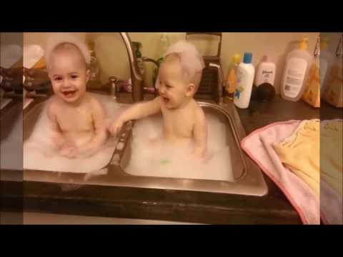 תאומים חמודים עושים אמבטיה ביחד בכיור