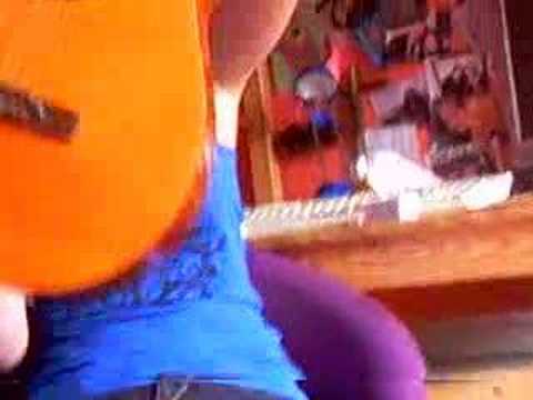 Carmen doet wanhopige poging tot gitaar spelen