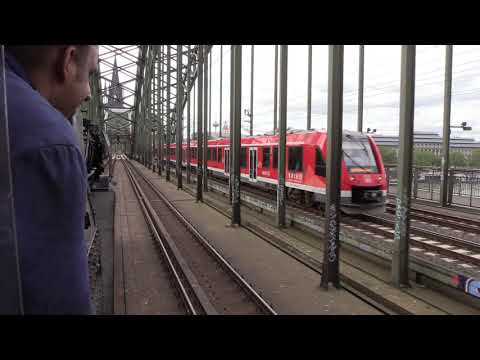 Auf dem Führerstand von 01 118 lautstark durch den Kölner Hauptbahnhof