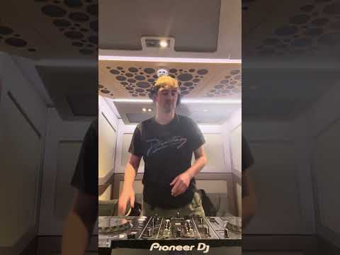 Comment “Aciiid” if you need a copy #dj #housemusic #acidhouse #shorts