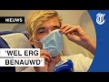 Gio klooit met mondkapje in vliegtuig
