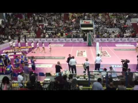 La sfilata delle Energine alla finale scudetto A1 femminile 2015