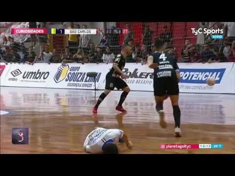 La "PATADA DEL AÑO" en Futsal Brasilero Corinthians Vs San Carlos