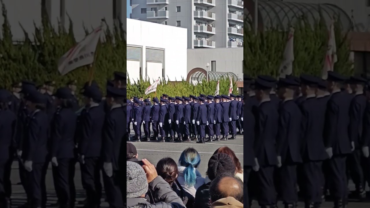 要人を出迎える神奈川県警察官👮、撮影記録係の神奈川県女性警察官👮‍♀️、走って撤収していく神奈川県警察官👮、【令和8年神奈川県警察年頭視閲式、神奈川県警察第一機動隊訓練場】🚨