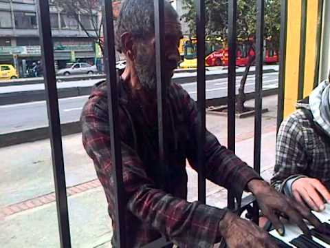 El maestro Edgar Espinoza tocando el piano. Mujer Divina de Joe Cuba.