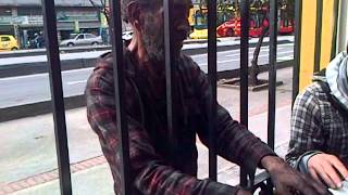 El maestro Edgar Espinoza tocando el piano. Mujer Divina de Joe Cuba.