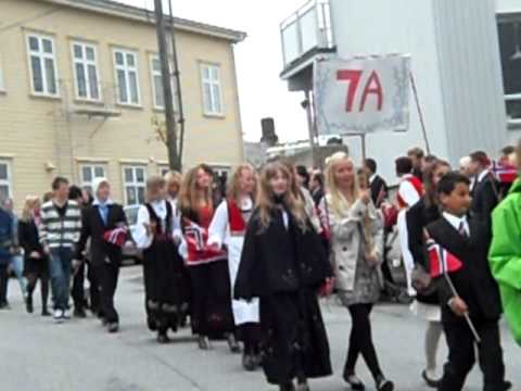 17 mai '11 parade start at old kopervik skole