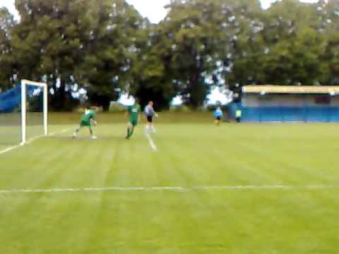 III liga: Mień - Włocłavia, Kamil Frąckowiak strzela gola z rzutu karnego.