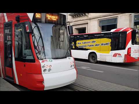 Straßenbahn in Krefeld an der Haltestelle Rheinstraße