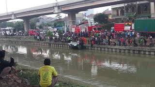 Download lagu Proses evakuasi mobil inova tercebur di x malang depan psr sumber arta. mp3