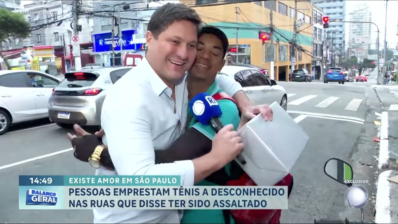 Teste social: homem é roubado e pede sapato emprestado a estranho para entregar comida