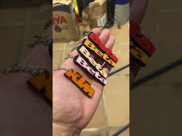 Vídeo relacionado con 3 Llaveros para Casco De Motocicleta, Llaveros Creativos Personalizados para Automóviles, Llaveros De Metal 3D Geniales, Regalos Navideños De Moda.