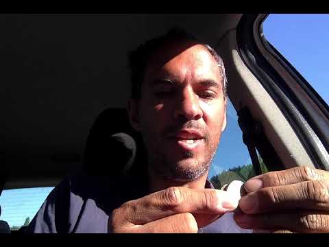 What's the difference between a sliding and tumbling data processing window?