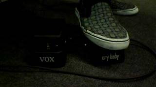 Video thumbnail for Vox Wah V 845 versus Cry Baby Wah Pedal by musikservicede