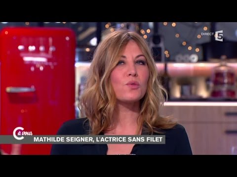 L'interview "langue de bois" de Mathilde Seigner - C à vous - 26/01/2015
