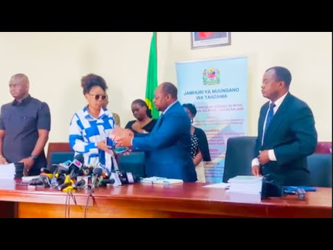 KIMEUMANA MAMA ALIYETAKA KUPORWA NYUMBA AKABIDHIWA HATI NA RC CHALAMILA NA MILIONI 10 JUU SHUHUDIA