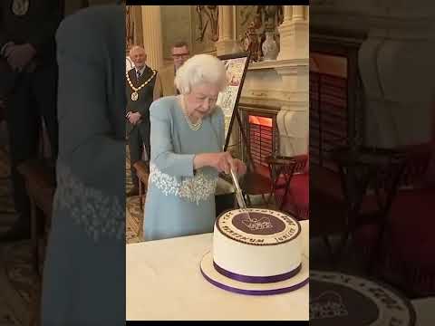 How to cut a cake a Queen 👸 #fyp #queen #queenelizabeth #royal #royalfamily #diamondjubilee