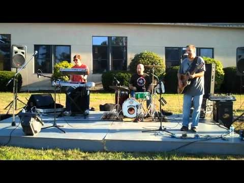 The Hot Tamales sing Harvest Moon