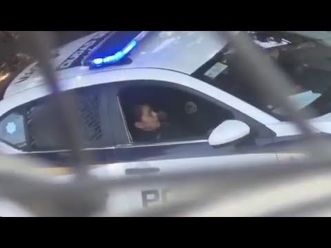 Mujer policía de la Ciudad de México Video | Dos policías de CDMX dentro de una patrulla Video