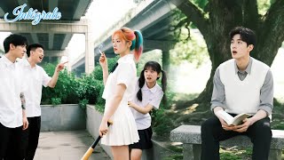 PDG refuse d’épouser fille rebelle, mais après l’avoir vue battre 5 voyou, il en tombe fou amoureux!