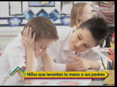 Niños que levantan la mano a sus padres