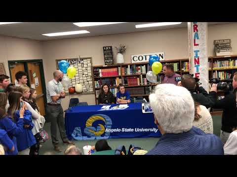 Samantha Rocha signing her letter of intent