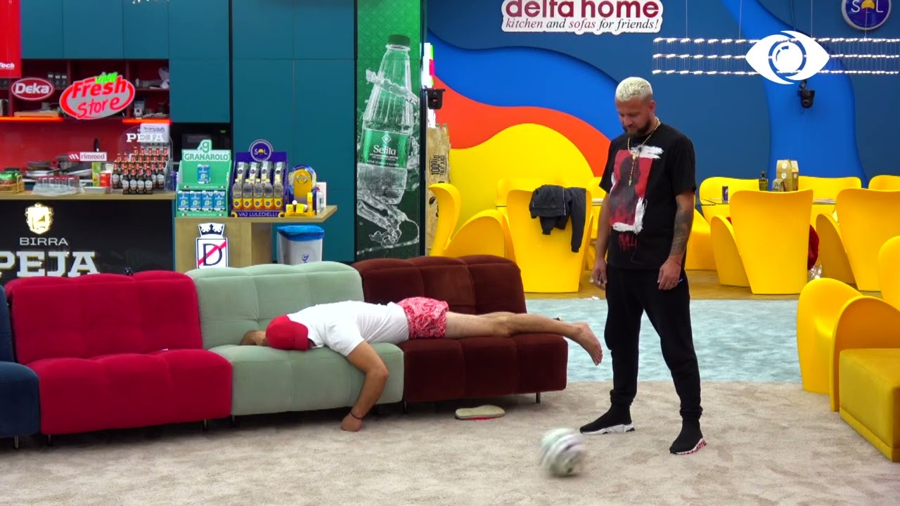 Jori dhe Luizi luajnë me top