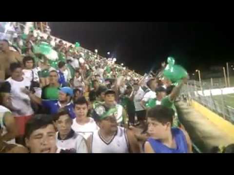 "La banda del Albo ingresando a la cancha de Boca Unidos" Barra: La Plaza 14 &bull; Club: Mandiyú