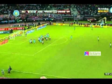 River ganó con polémica y se prendió en la lucha por el título