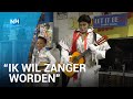 Levi (8) steelt show met Elvis-robot: "Dit is een mooi begin"