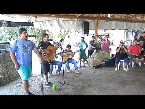 LOS ALBINOS  POR ANDAR ENAMORADO