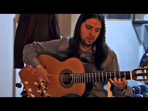Flavio Rodriguez probando guitarras Pasión Flamenco de Vicente Carrillo