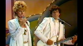 Download lagu Saskia & Serge - The Battle Of Sally Ann (KRO Zomeravondshow, 1986) mp3