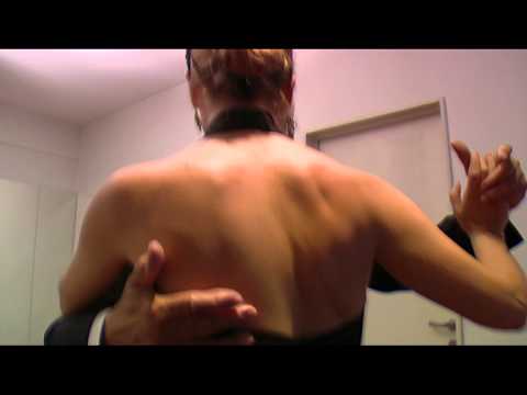 Manuel y Consuelo bailando un tango de la "guardia vieja"