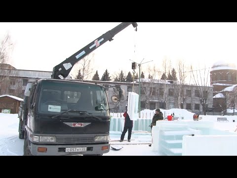 Команда скульпторов работает над созданием ледового городка в Бийске (19.12.25г.Бийское телевидение)