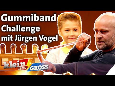 Wer schießt mehr Lichtschalter mit Gummis an? | Klein gegen Groß