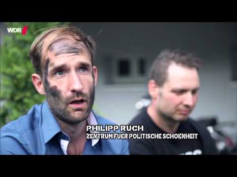 WDR - West ART: Aktionskünstler P. Ruch und M. Arndt vor dem Haus der Neonazis