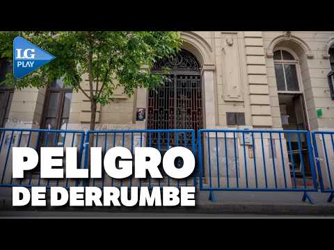 Riesgo de desprendimientos: Restringen el paso peatonal frente a la Biblioteca Alberdi