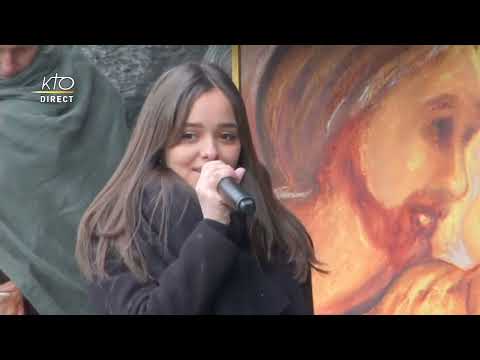 Eyma chante "Madame" devant la grotte de Massabielle