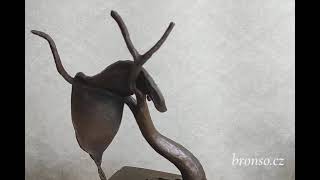 Rozteklé hodiny – surrealistická bronzová socha ve stylu Salvadora Dalího