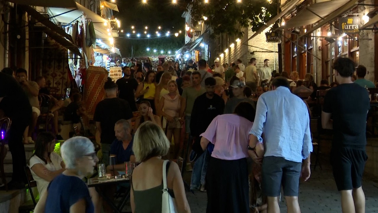 Gjirokastra mbushet me turistë, “qyteti i gurtë” tërheq vizitorë nga e gjithë bota